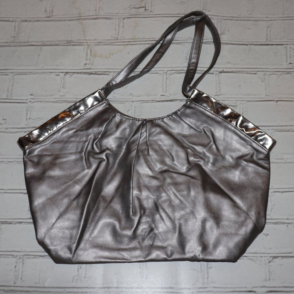 ✨ Metrostyle Metallic Silver Shoulder Bag · 11x16" A shiny & modern carryall